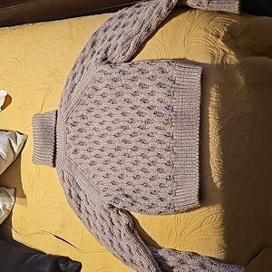 Excellent condition thick H&M cable knit sweater. Waist length